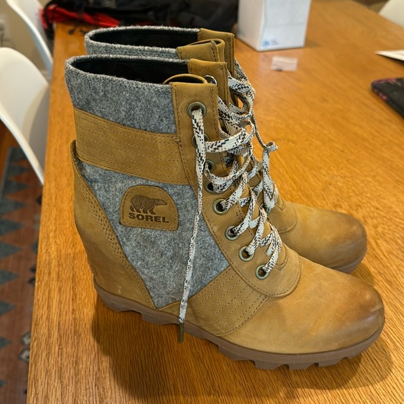 LIKE NEW Sorel Joan of Arctic Wedge Bootie, size 10 - Picture 1 of 4